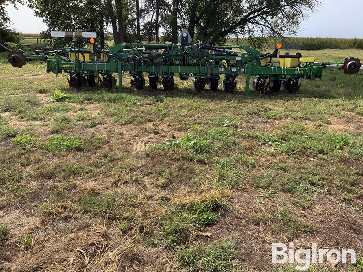 2015-john-deere-1725-image-2