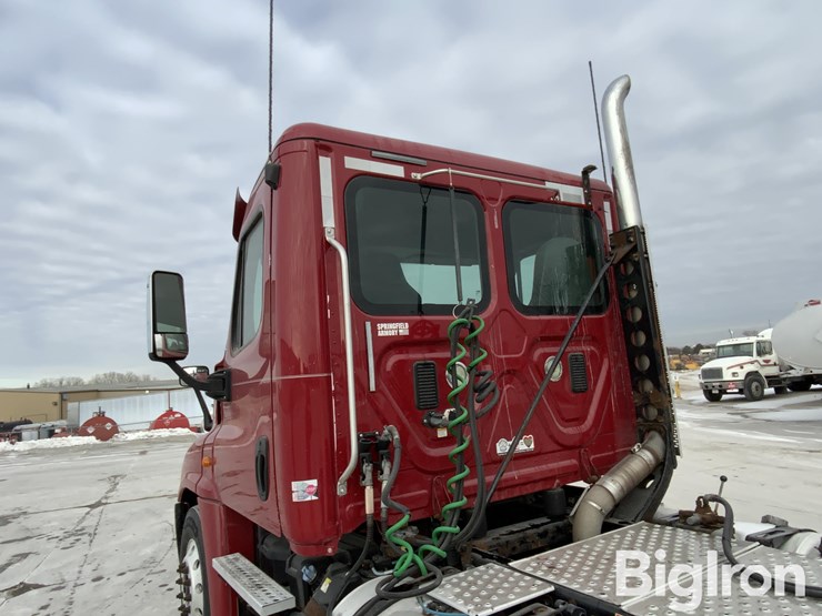 2015-freightliner-cascadia-125-image-20