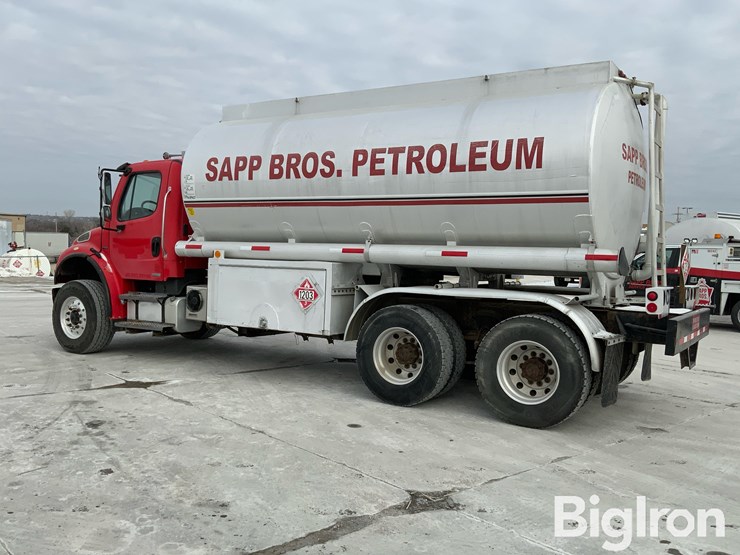 2007-freightliner-m2-106-image-7