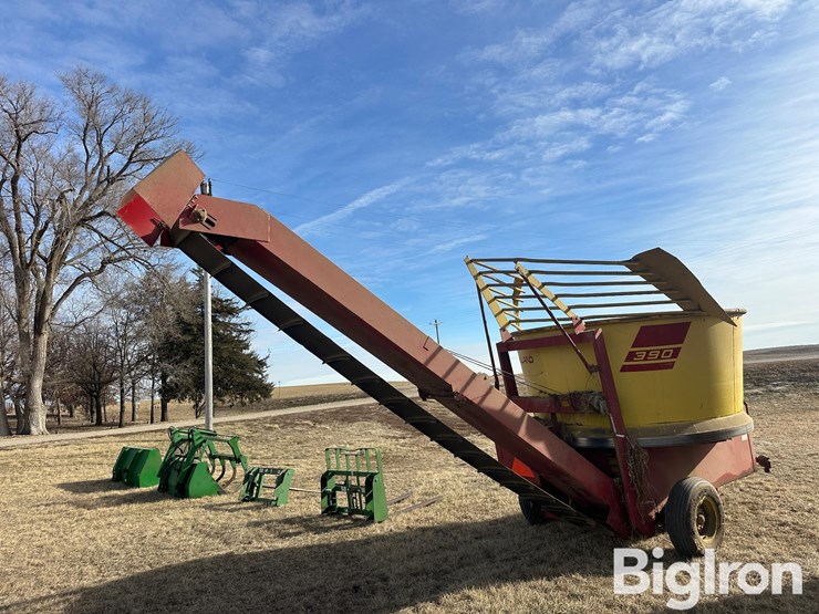 new-holland-390-image-5