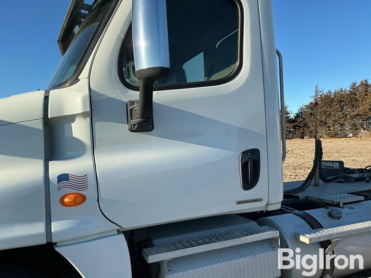 2009-freightliner-cascadia-125-image-16