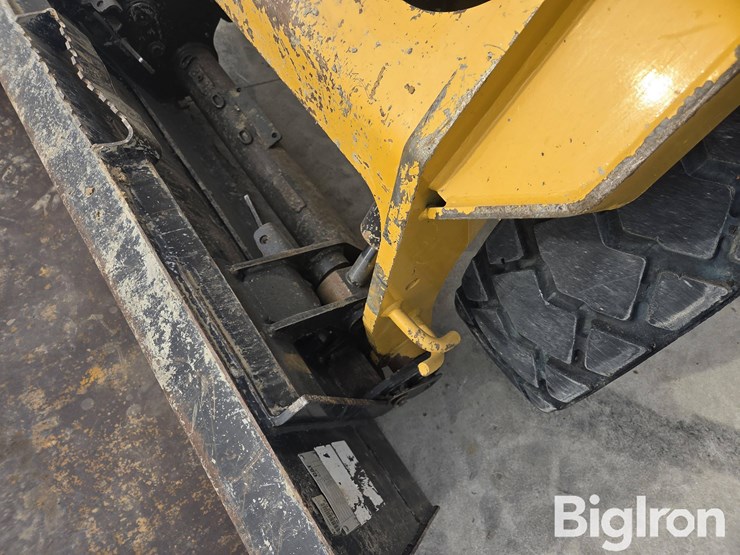 2015-caterpillar-232d-image-12