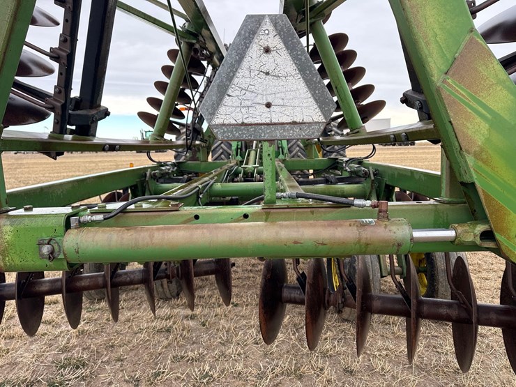 john-deere-235-image-34