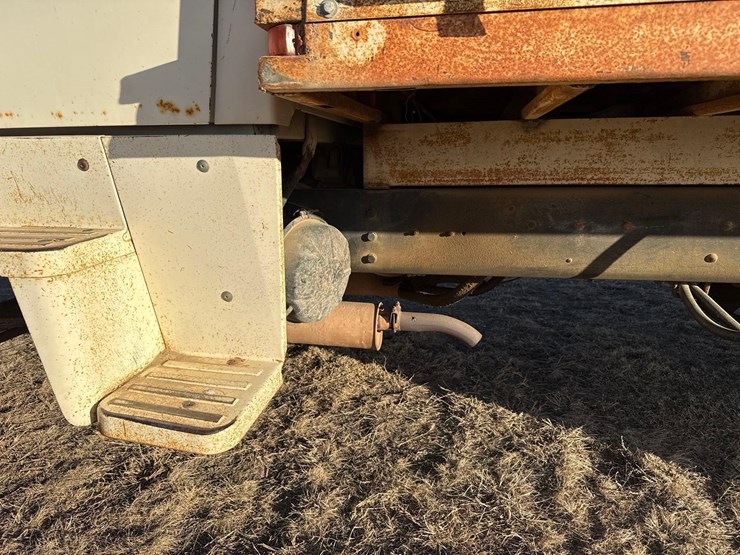 1974-ford-800-image-11