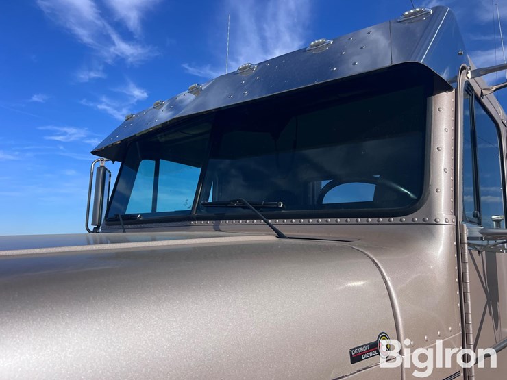 2000-freightliner-fld120-image-16