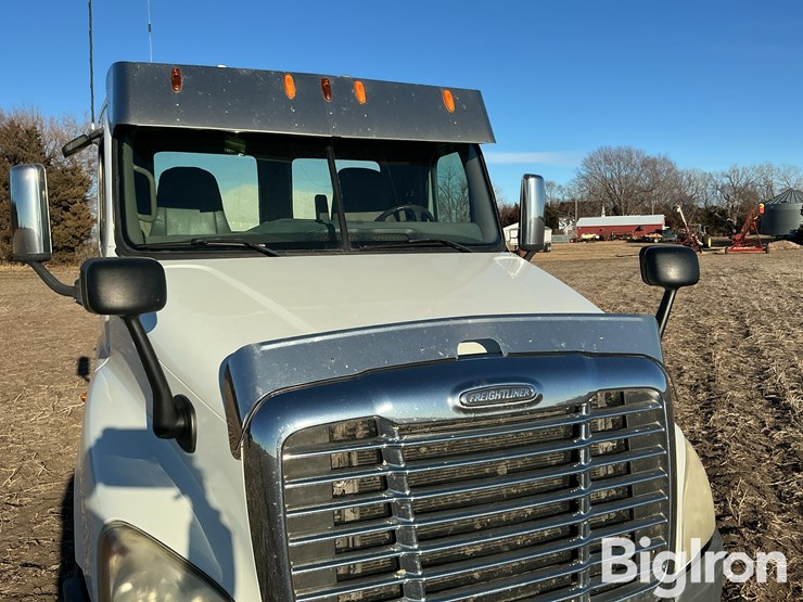 2009-freightliner-cascadia-125-image-12