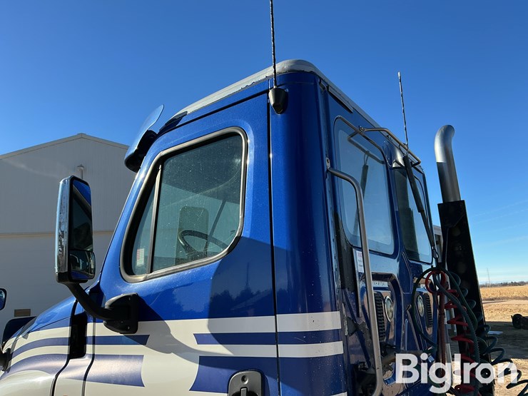 2012-freightliner-cascadia-125-image-18