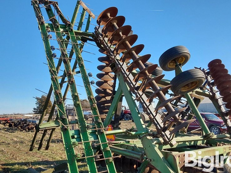 john-deere-330-image-19