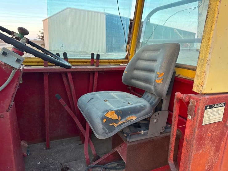 new-holland-self-propelled-stacker-image-6