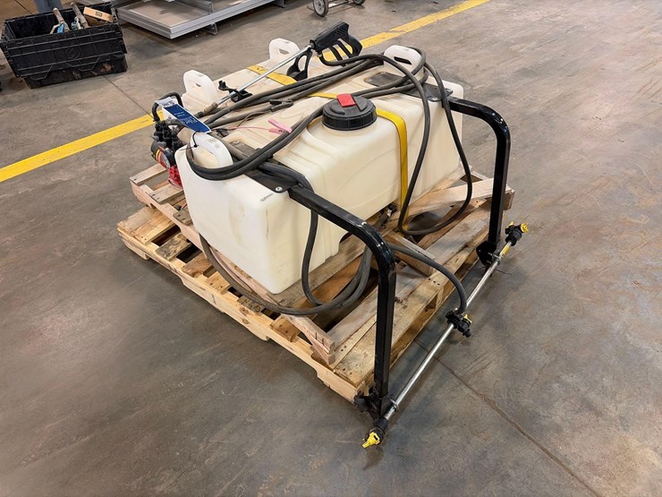 self-contained-tailgate-sprayer-system-image-3
