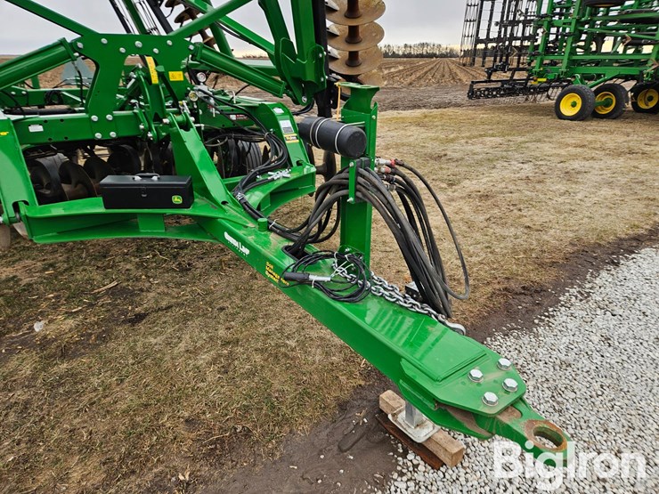 2020-john-deere-2633-image-11
