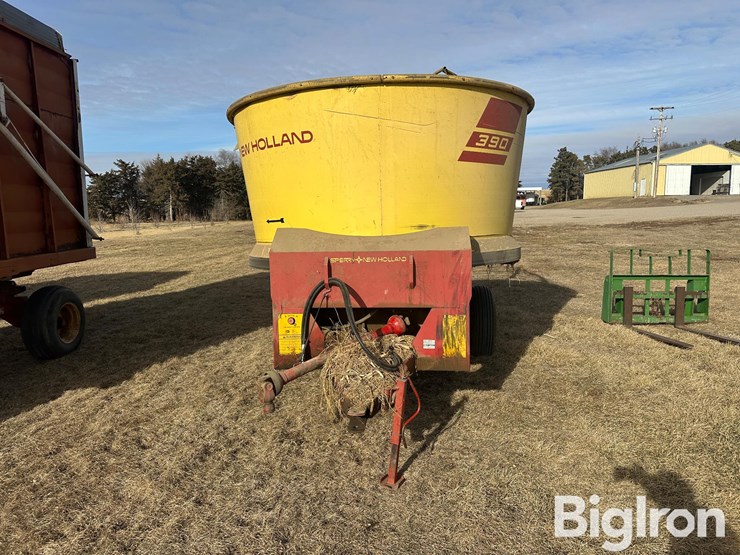 new-holland-390-image-2