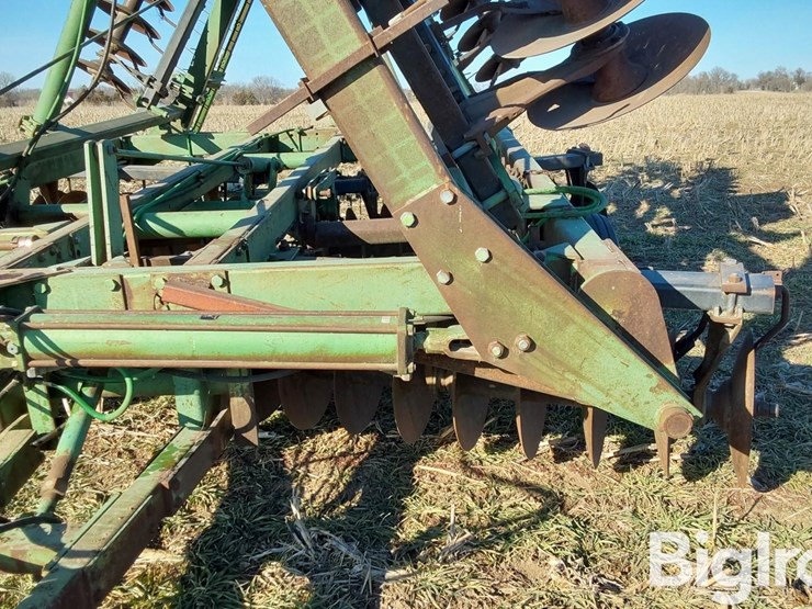 john-deere-330-image-11