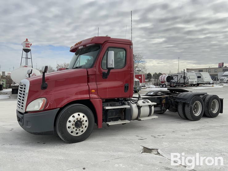 2013-freightliner-cascadia-125-image-1