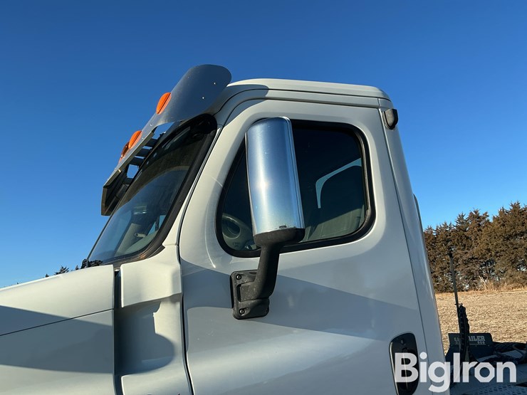 2009-freightliner-cascadia-125-image-17