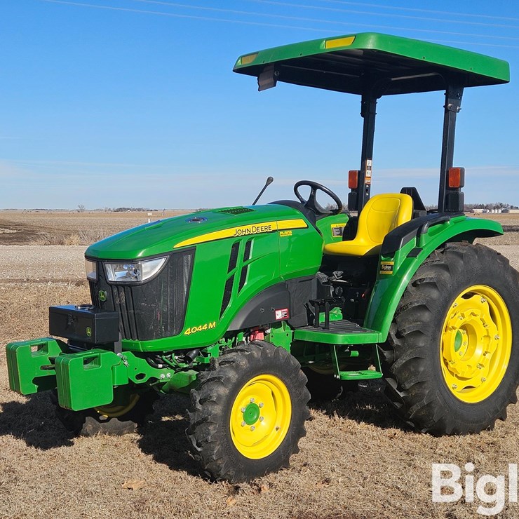 2015 JOHN DEERE 4044M