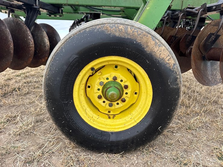 john-deere-235-image-25