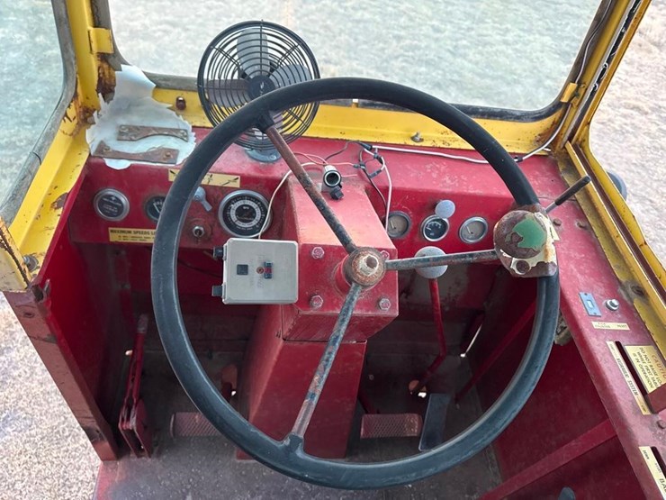 new-holland-self-propelled-stacker-image-7