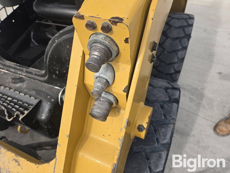 2015-caterpillar-232d-image-11