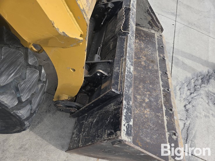 2015-caterpillar-232d-image-17