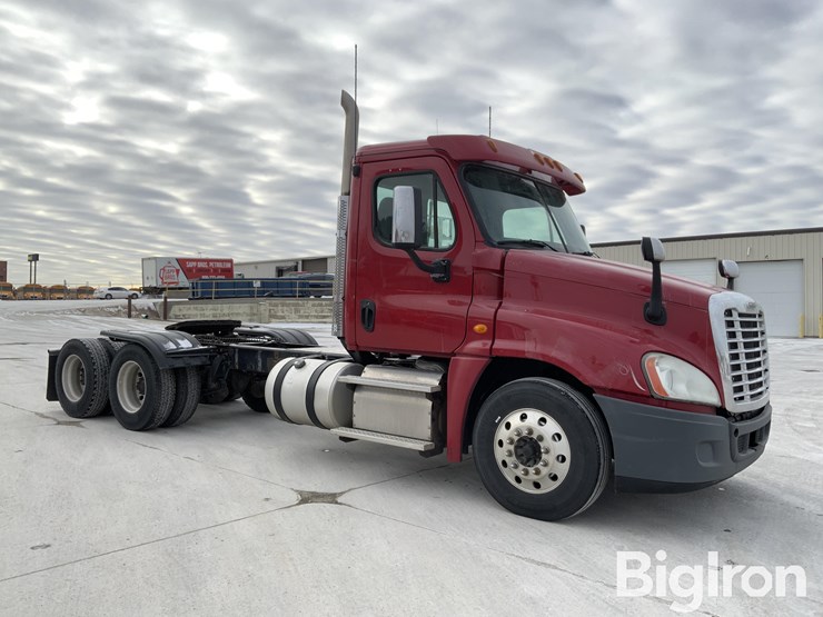 2013-freightliner-cascadia-125-image-3