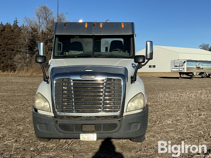 2009-freightliner-cascadia-125-image-2