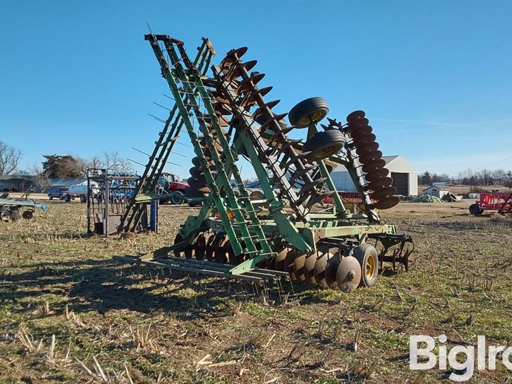 john-deere-330-image-5