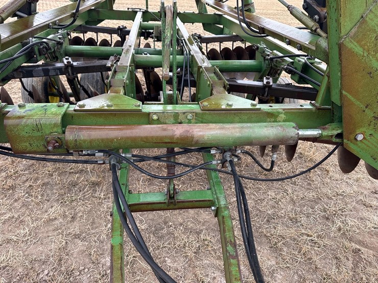 john-deere-235-image-11
