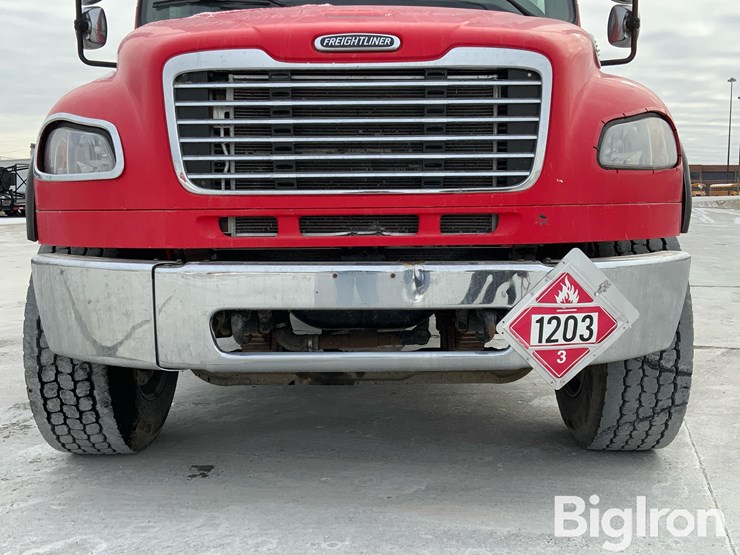 2007-freightliner-m2-106-image-9