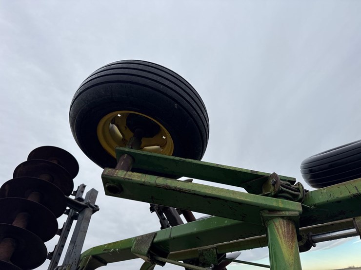 john-deere-235-image-21