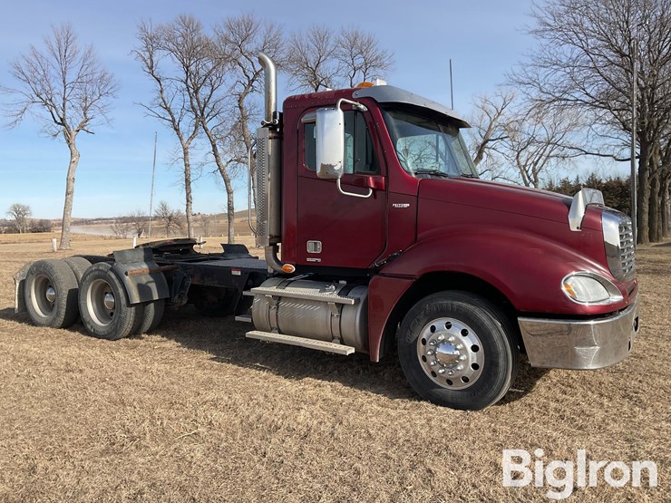 2007-freightliner-columbia-120-image-3