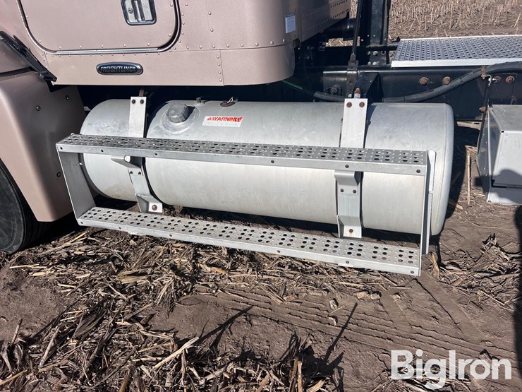 2000-freightliner-fld120-image-11