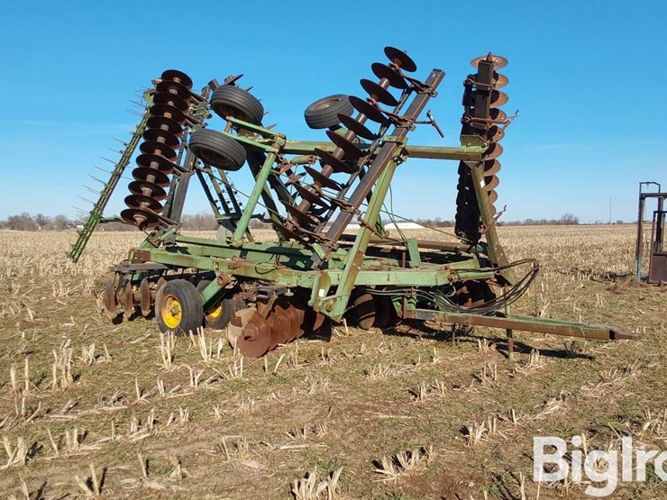 john-deere-330-image-3