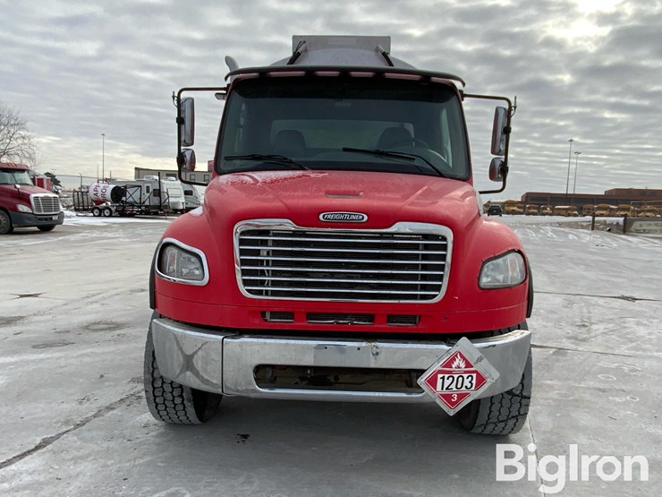 2007-freightliner-m2-106-image-2