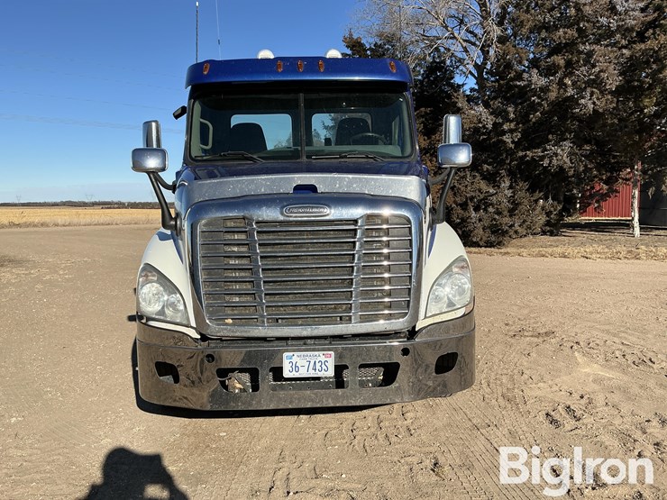 2012-freightliner-cascadia-125-image-2