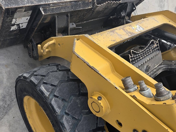 2015-caterpillar-232d-image-10