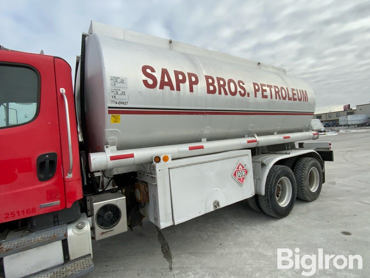 2007-freightliner-m2-106-image-18