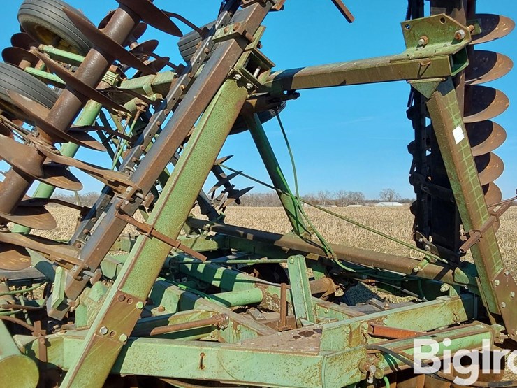 john-deere-330-image-14