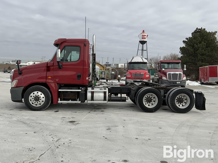 2015-freightliner-cascadia-125-image-8
