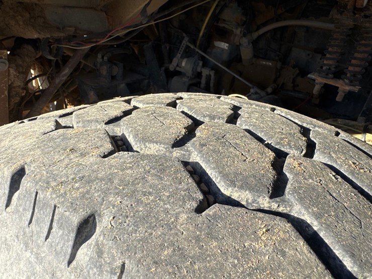 1992-white-gmc-haying-mantis-stacker-truck-image-35