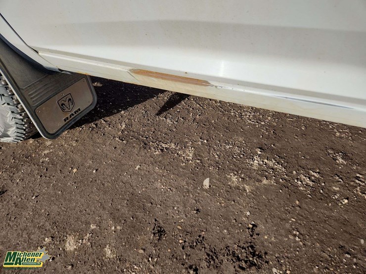 2015-dodge-3500-image-30