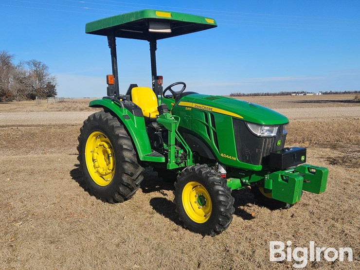 2015-john-deere-4044m-image-3