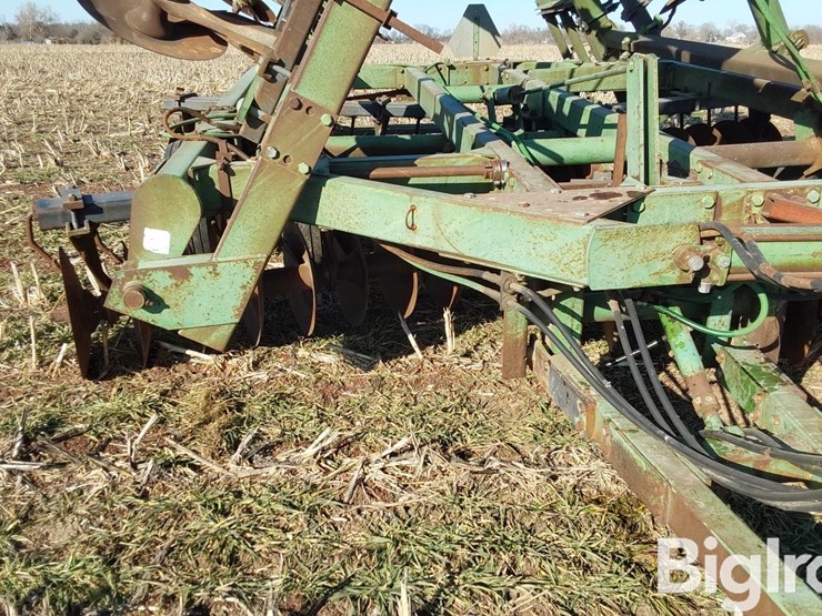 john-deere-330-image-12