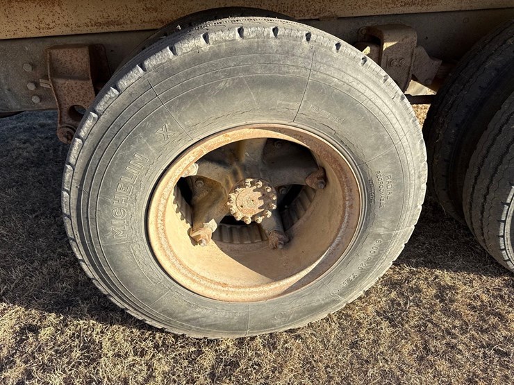 1974-ford-800-image-13