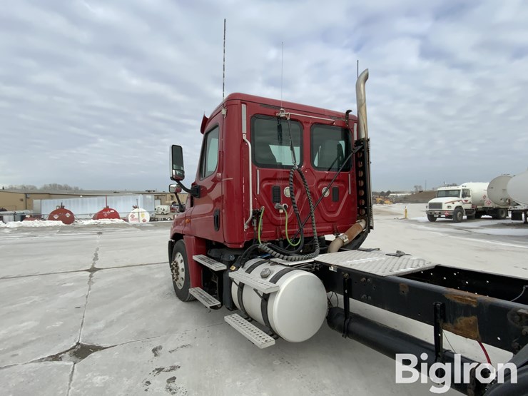 2013-freightliner-cascadia-125-image-19