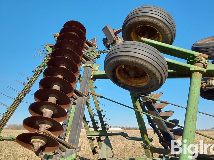 john-deere-330-image-17