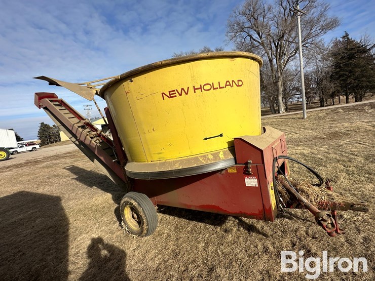 new-holland-390-image-4