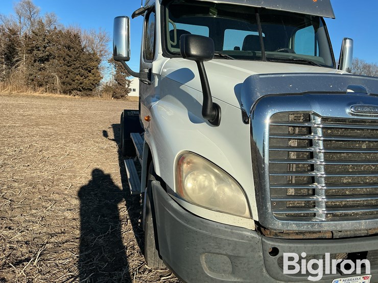 2009-freightliner-cascadia-125-image-10