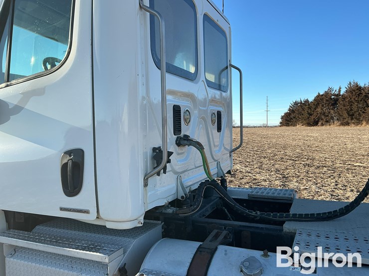 2009-freightliner-cascadia-125-image-19