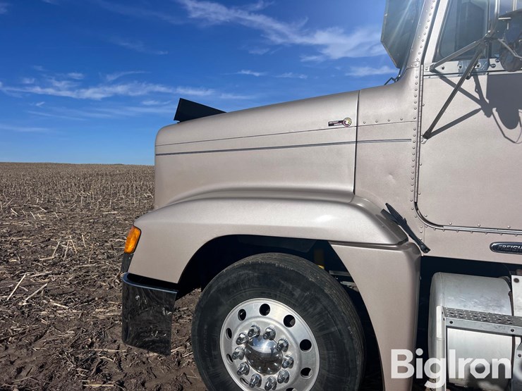 2000-freightliner-fld120-image-15